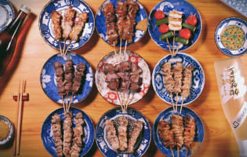 備長炭の炭火焼き鳥を食べ放題で！『おすすめ屋 神戸三宮店』が税込2,500円の食べ飲み放題をリニューアル　炭火焼き鳥10種を追加し、鍋・刺身を含む全140種を税込2,500円で楽しめるラインナップへ刷新