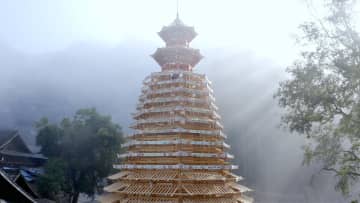 くぎを使わない伝統工法で建築、トン族鼓楼　中国・貴州省従江県