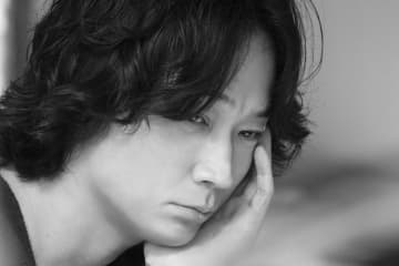 綾野剛　愛されたい願望をこじらせる40代小説家を体現　「星と月は天の穴」“こじらせ日常”動画