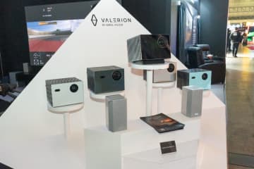 VALERION、最大300型で投写できる最上位プロジェクタ。イヤフォン、ヘッドフォン試聴も