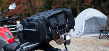 パイクスピークが「バイク用シートバッグ」の再販スタート！ 新設計ベルトで着脱簡単に