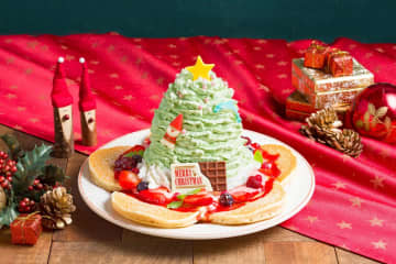 エッグスンシングス“まるでクリスマスツリー”な限定パンケーキ、ピスタチオホイップ×甘酸っぱいベリー