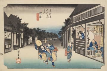 展覧会「浮世絵おじさんフェスティバル」原宿で、歌川広重「東海道五十三次」に佇む“個性派おじさん”