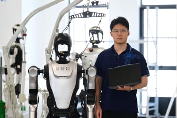 ロボットに行動を教える若きエンジニア　中国・安徽省合肥市