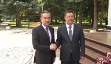 キルギスのジャパロフ大統領、中国の王毅外交部長と会談