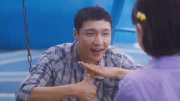 EXO“レイ”チャン・イーシン主演『愛がきこえる』新場面写真解禁　きこえない父と7歳の娘の心温まる絆を描く感動作