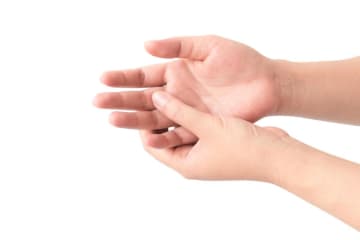 忙しい女性の指ケア。“開脚の女王”Eikoさん直伝「指マッサージ」で気持ちも前向きに！