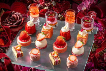 コンラッド東京”甘美な苺”主役のアフタヌーンティー、丸ごと苺のせタルト＆ベリームース