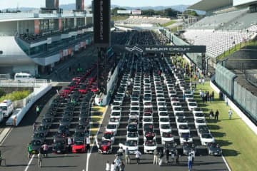 832台のホンダS660が鈴鹿サーキットに集結。ギネス世界記録に“最大のホンダ車パレード”で正式認定