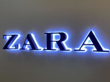 やっぱり『黒』がおしゃれ！【ZARA】40・50が狙いたい「大本命ブーツ」