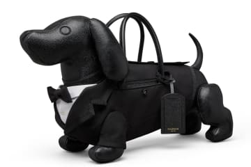 トム ブラウン“ダックス犬”バッグ、タキシード姿＆煌めくシルバーのクリスマス仕様