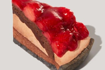 スターバックス25年クリスマスフード第2弾、“大粒苺のせ”チョコタルト＆キャラメルナッツチーズケーキ