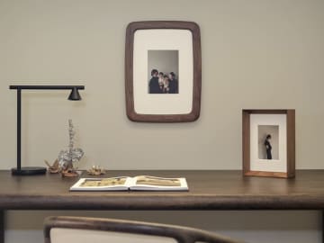 富士フイルムとカリモク家具がコラボ　木材技術を活用した写真額装サービス