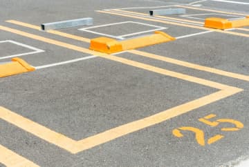 「24時間毎900円」の駐車場で“9300円”取られショック！ 看板のスミに「特定日料金」について書かれてたけど、これってアリ!?「景品表示法違反」にならないのでしょうか？