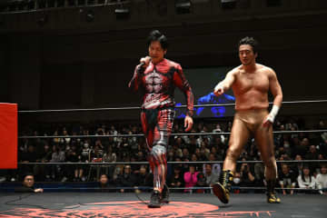 【新日本】ミラノ＆透明犬ミケーレが電撃参戦！ ヒップ東郷、ディック東郷をリングアウト葬で“粛清”完了「ミケーレが懐いちゃって」