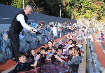 箱根小涌園ユネッサン　恒例の「ボージョレ風呂」解禁！　芳醇な香りに乾杯　24日まで