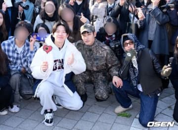 【PHOTO】歌手パク・ジェジョン、本日除隊！DAY6 ドウン＆ロイ・キムとファンに挨拶