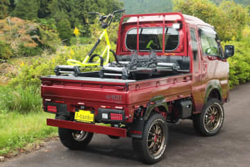 軽トラの荷台で積んだ荷物が暴れない！　アオリに挟み込んで取り付けるトレレールの技術を使った「荷台セパレーター」に注目！