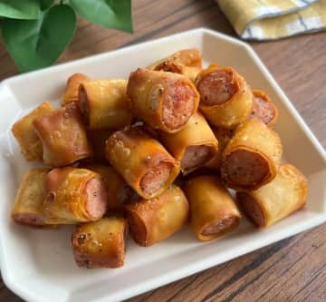 SNSで大バズり！巻いて揚げ焼きするだけの「バリバリウインナー」が最高においしい