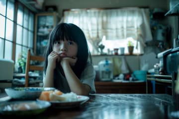 「夜、寝ていたら星が見えたよ」裕福な日々から一転、両親離婚で極貧生活へ…兄妹の運命を激変させた母の決断