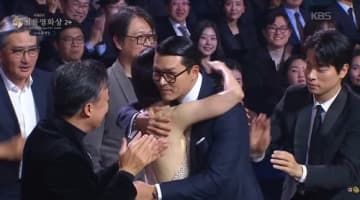 授賞式で濃厚な抱擁を交わすヒョンビンとソン・イェジン…2人の間に割り込み!? 「空気の読めない息子」と話題