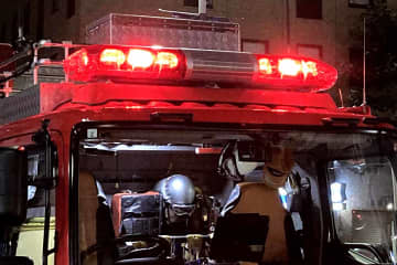 平塚の5階建てマンションで火災　4階の1室が全焼　男性を病院に搬送