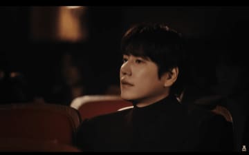 SUPER JUNIOR キュヒョン、タイトル曲「初雪のように」MV公開！没入感を高める歌声に注目