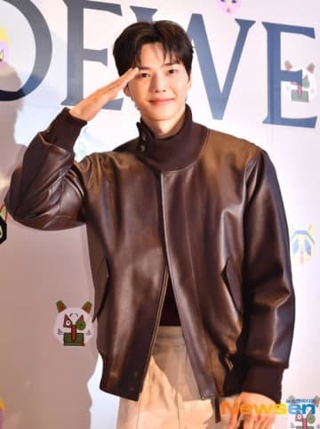 【PHOTO】ソン・ガン、除隊後初！ブランド「LOEWE」フォトイベントに出席（動画あり）