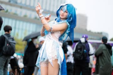 こだわりは「美しいボディライン」、人気コスプレイヤーが鍛えた体幹で『鳴潮』コスを披露！