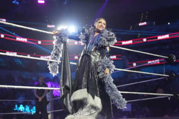 珍しい？ “派手髪”日本人美女レスラー、私服オフショットで“ブラックコーデ”自撮り投稿に反響「超クール」