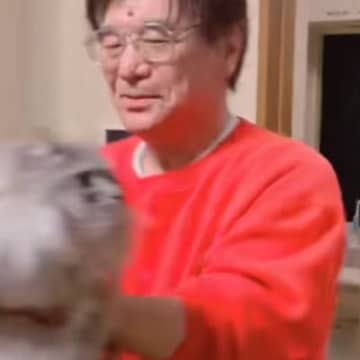 『猫嫌いのパパ』→猫を迎えて１年後…想像もしなかった『まさかの光景』が199万再生「赤ちゃんあやしてるみたいｗ」「愛し方が孫ｗ」