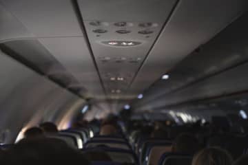 「機内が急に明るく…」フライト中、乗客の“ふとした行為”にネット賛否「やめてほしい」「私もやってた」