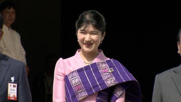 愛子さま「立派な仏像で心が洗われる」国家副主席から贈られたピンクの民族衣装でラオスの古都を巡られる　日本支援の小児病院で子供たちと交流も