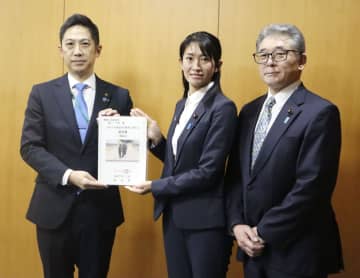 秋田県、クマ出没防止に支援要望　鈴木知事が環境省に