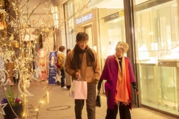 “ハウルコンビ”倍賞千恵子＆木村拓哉、きらめく横浜の街を腕組みデート『TOKYOタクシー』本編シーン