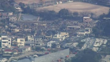 「焦げた山肌、飛び火の離島でも」海上から見た被害状況…「薬が自宅に」警察官同行で自宅に　大分市大規模火災