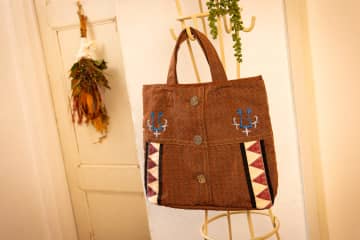 ビッグサンダー・マウンテンやプーさんコーナーなどキャストの衣装を再利用。バッグ/ワッペン6種が発売