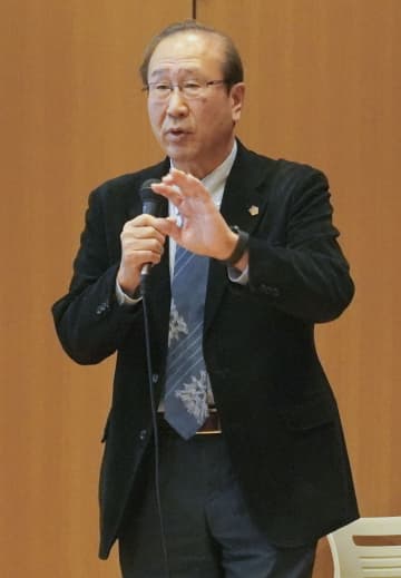 北川進さん「夢を広げて」　兵庫の研究施設で小中学生に講演