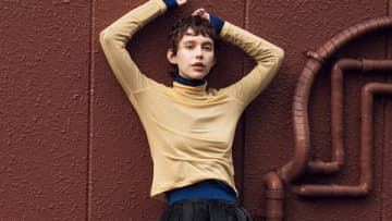 【明日なに着る？】短丈ニットが多くなるから「スカートはサテンのフレア」がよさそう