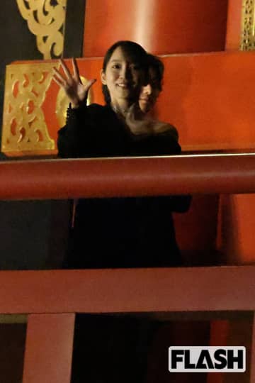 吉岡里帆「美デコルテ」ドレスに歓喜の声、黒の着こなしはスタイリストも太鼓判…2週間前には “むっちりドレス” 披露