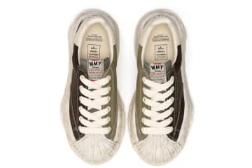 メゾン ミハラヤスヒロ“最大規模”の新旗艦店が神宮前ビルディングに、限定スニーカーも