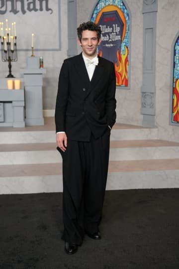 ジョシュ・オコナーがディオールを纏い登場！『WAKE UP DEAD MAN』プレミアでの完璧なブラック＆ホワイトスタイル！