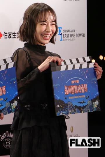 女優・井桁弘恵　シースルードレス姿をキャッチ！モデルにバラエティにマルチな才能発揮