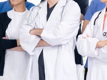 クマに襲われたらどうなる？ 広範囲の「クマ外傷」に複数の診療科が連携するチーム治療・メンタルケア