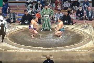 「94歳なんて信じられない」大相撲中継、行司の背後に“国民的俳優”の存在感 ２日連続の登場に視線集中「昨日もいたよね!?」