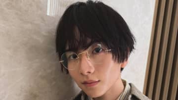 板垣李光人「我ながら似合うよね」“新鮮”なリムレスメガネ姿を披露！知的な雰囲気漂うオフショットに「メロい」「全てが尊いです」
