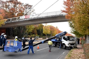 高所作業車に大型トラック衝突　歩道橋補修中の男性2人、ゴンドラから転落し重傷　茨城・つくば