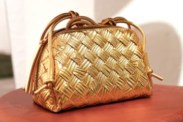 ボッテガ・ヴェネタ“黄金イントレチャート”のレザー財布、魚型ハンドルのバッグも