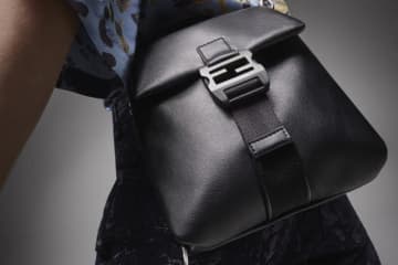 フェンディ“FF”ロゴバックル搭載メンズ斜め掛けバッグ、コード式開口部＆サイドジップで簡単に開閉