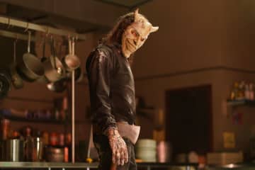 イーサン・ホーク　おぞましい形相のマスクをつけて少女をオノで襲う　「ブラックフォン ２」本編映像